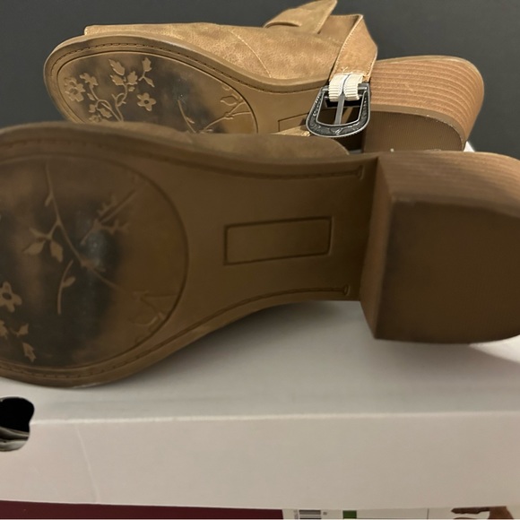 Open toe and heel booties - Picture 7 of 7